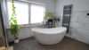 Zweifamilienhaus mit viel Platz für die große Familie erstrahlt im neuen, modernen Glanz - Badezimmer mit freistehender Badewanne