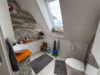Modernisiertes Reihenhaus mit großer überdachter Terrasse - Toilette und Waschbecken 1. OG