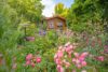 Grüne Oase mit viel Privatsphäre – helle Doppelhaushälfte mit zeitlosem Wohnkomfort - Garten mit Gartenhaus