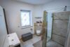 Hochwertiger KfW-70-Bungalow. Modernes Wohnen auf einer Ebene in Tespe. - Badezimmer