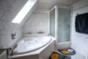 Großzügiges Einfamilienhaus mit beheizbarem Außenpool - Badezimmer mit Whirlpool und Dusche