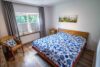Großzügiges Einfamilienhaus mit beheizbarem Außenpool - Schlafzimmer EG