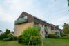 Gemütliche Dachgeschoss-Whg. mit Ausblick – 3 Zimmer mit Balkon & Garage in Pansdorf - Seitenansicht mit Blick auf den Balkon