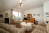 Gemütliche Dachgeschoss-Whg. mit Ausblick – 3 Zimmer mit Balkon & Garage in Pansdorf - Wohnzimmer mit Zugang zum Balkon