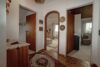 Gemütliche Dachgeschoss-Whg. mit Ausblick – 3 Zimmer mit Balkon & Garage in Pansdorf - Flur
